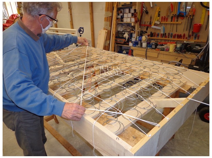 Sommier tapissier pour matelas de laine. Sommier tapissier à ressorts.