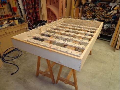 Sommier tapissier pour matelas de laine. Sommier tapissier à ressorts.