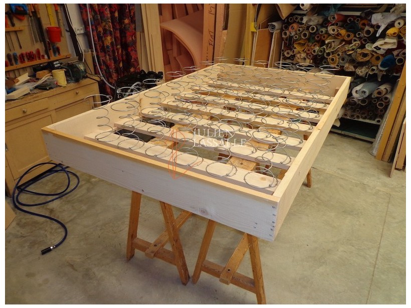 Sommier tapissier pour matelas de laine. Sommier tapissier à ressorts.