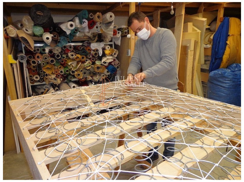 Sommier tapissier pour matelas de laine. Sommier tapissier à ressorts.