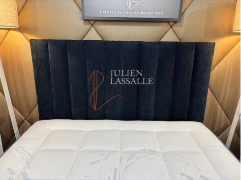 Tête de lit personnalisée, finition bandes verticales.