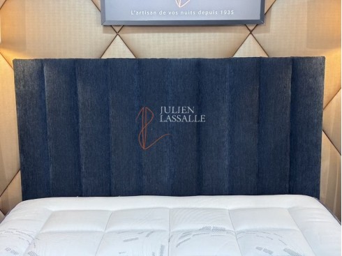 Tête de lit personnalisée, finition bandes verticales.