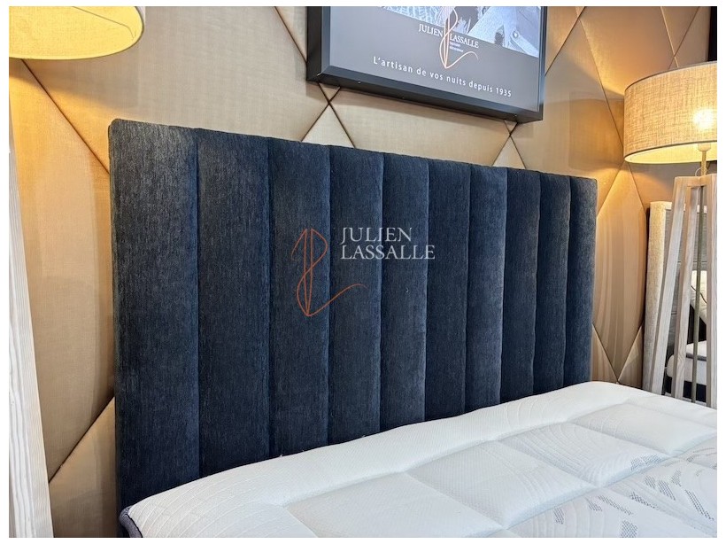 Tête de lit personnalisée, finition bandes verticales.