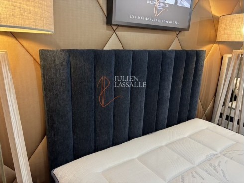 Tête de lit personnalisée, finition bandes verticales.