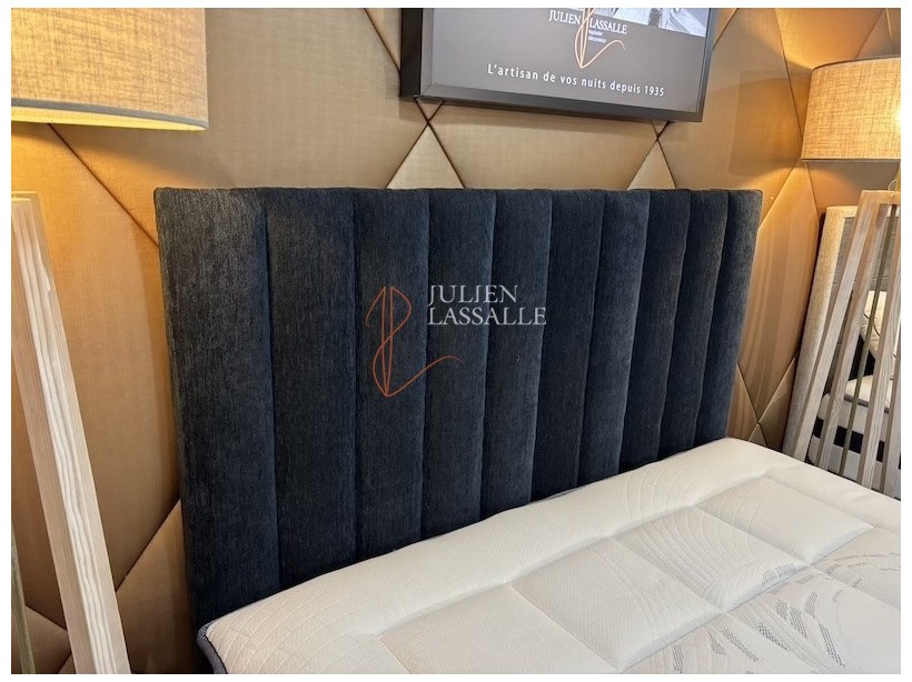 Tête de lit personnalisée, finition bandes verticales.