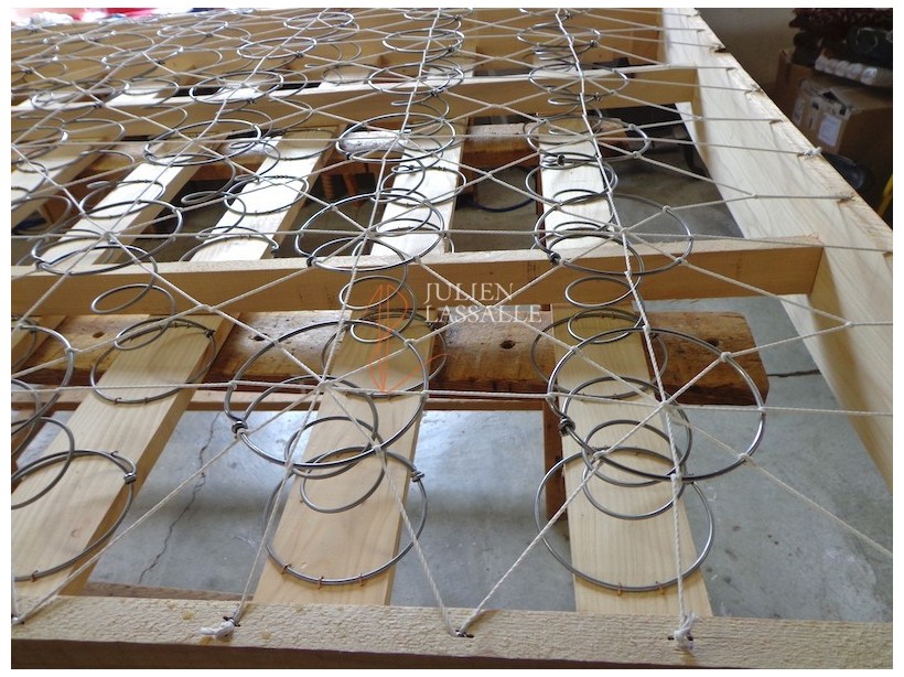 Sommier tapissier pour matelas de laine. Sommier tapissier à ressorts.